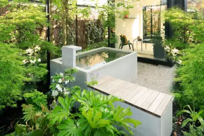 Badebrunnen aus Beton im Garten mit Zebra AG Garten und Pool 