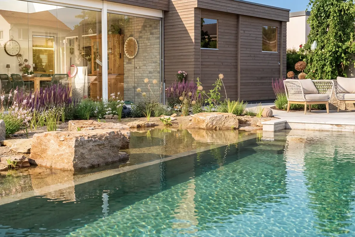 Naturpools und Biopools schaffen natürlichen Badespass im eigenen Garten.