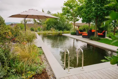 Hier erleben Sie die Natur hautnah im eigenen Garten! Die moderne Architektur verbunden mit natürlicher Funktion macht das naturnahe Badeerlebnis im eigenen Garten möglich. Wann springen Sie in Ihren eigenen Schwimmteich?