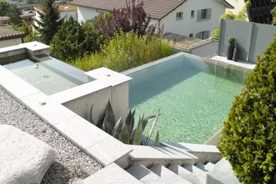 Beim Infinity Pool werden die Kanten des Schwimmbeckens so abgesenkt, dass der Eindruck entsteht, als würde das Wasser im Nichts oder der Endlosigkeit (engl. «Infinity») verschwinden – hier kombiniert in moderner Bauweise mit einem Sichtbetonbecken.