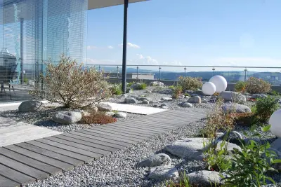 Eine Dachterrasse erweitert Ihren Wohnraum! Hier können Sie chillen, schlemmen und entspannen – umgeben von lebendigen Pflanzen, denn ein Garten kann auch in eine Dachterrasse integriert werden. 