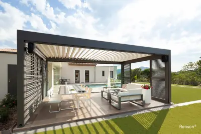 Diese stilvolle Terrassenüberdachung mit einem flachen, wasserabweisenden Sonnenschutzdach verwandelt Ihre Terrasse zu einem angenehmen Aussenbereich – das ganze Jahr hindurch.