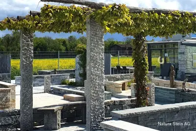 ZEBRA Garten & Pool plant, gestaltet und baut Ihre Pergola aus Naturstein nach Mass – aus Gneis oder Granit mit Querbalken aus langlebigem Kastanienholz. 