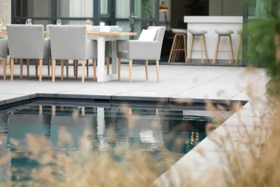 Hier trifft moderne Architektur auf gemütliches Ambiente! Jeder Pool erwacht erst durch die Gestaltung mit der Umgebung zum Leben. Ob Steinplatten, Holzdeck oder blühender Garten – wir planen, bauen und unterhalten jeden Garten individuell für Sie.