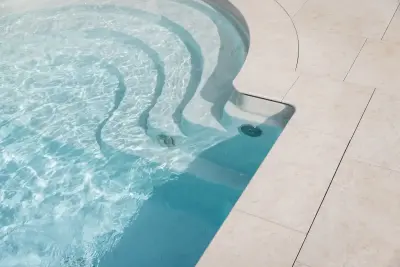 Die runde Pooltreppe ermöglicht einen grosszügigen einstieg ins erfrischende Wasser