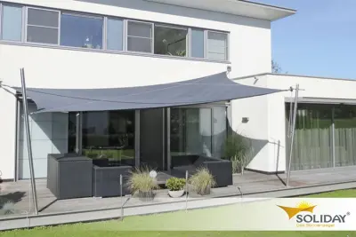 Für die wind- und wetterfeste Montage von Sonnensegeln stehen hochwertige Montageelemente für die Befestigung an der Hauswand sowie elegante, widerstandsfähige Montagepfosten zur Verfügung.