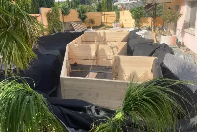 Aufbau des Schwimmteichs mit Holzwänden 